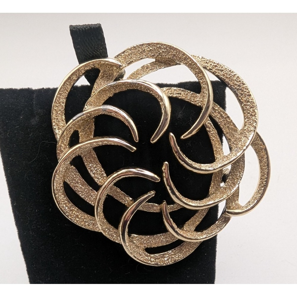 SARAH COVENTRY Vintage Gold Tone Swirl Circle Brooch Textured Modernist READ